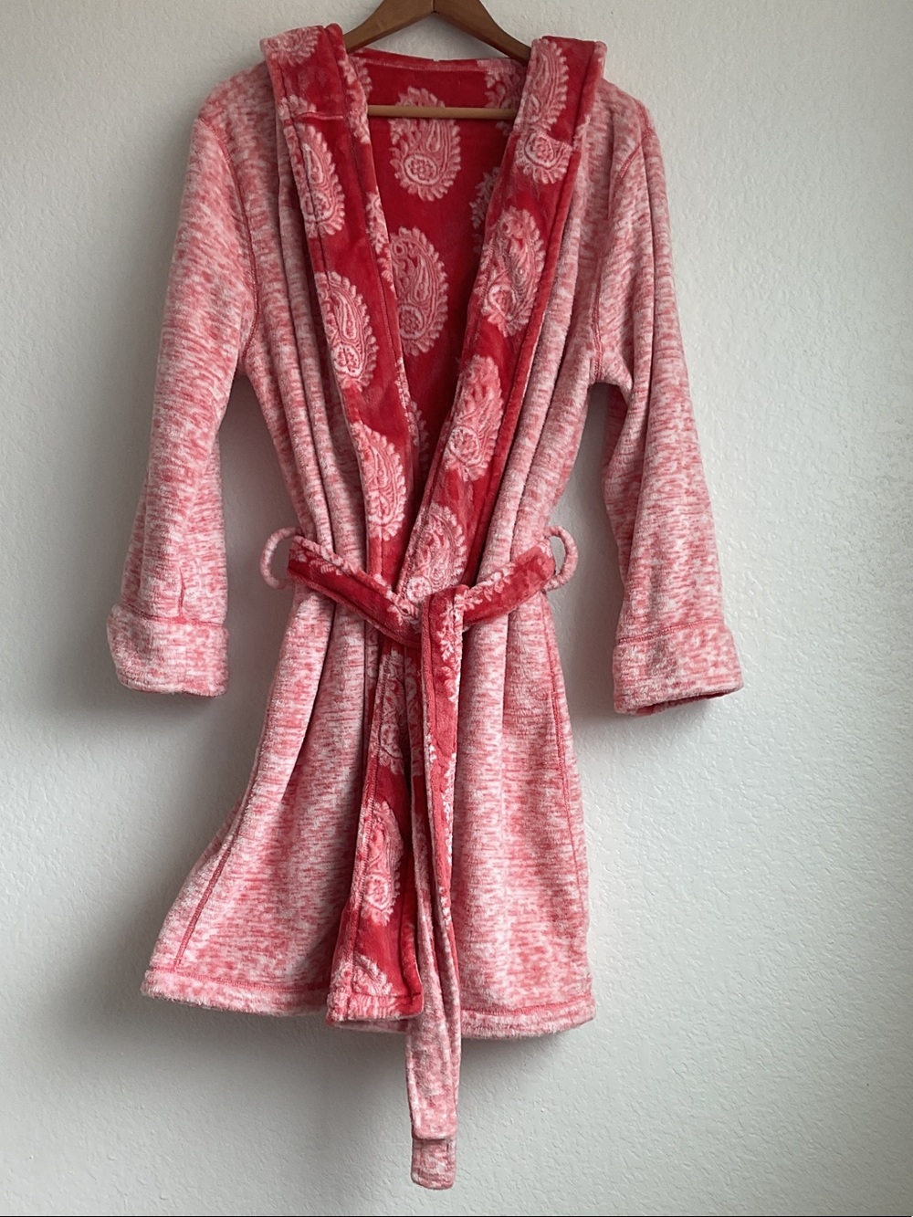 WORLD MARKET Coral and White Reversible Hooded Plush Robe | OS - Picture 6 of 7